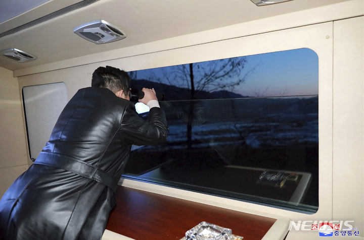 [평양=AP/뉴시스] 북한 조선중앙통신이 11일 김정은 국무위원장이 극초음속 미사일 시험 발사를 참관한 모습을 공개했다. 2022.01.12.