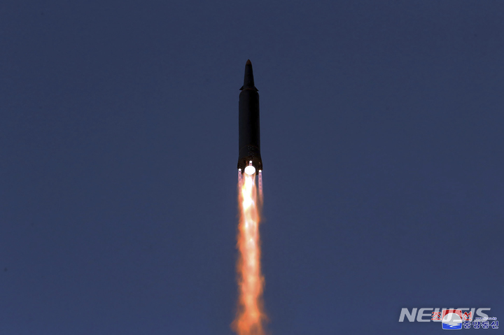 [평양=AP/뉴시스]지난 11일 북한이 극초음속 미사일 시험 발사를 하고 있다. 2022.01.12.
