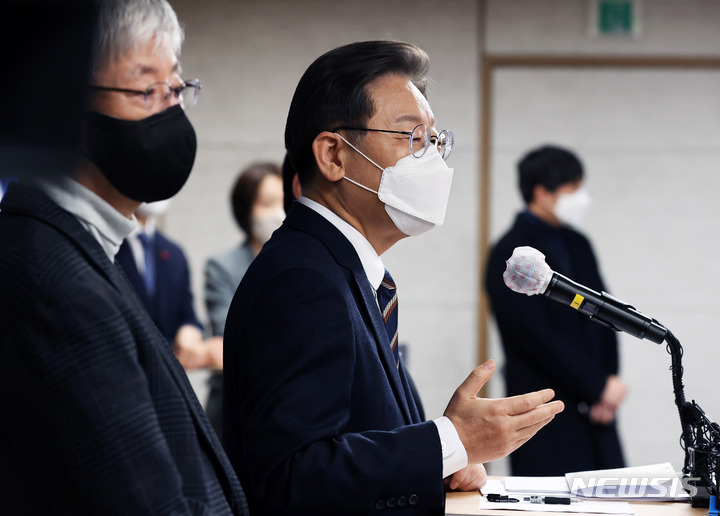 [서울=뉴시스] 국회사진기자단 = 이재명 더불어민주당 대선 후보가 12일 서울 서초구 한국산업기술진흥협회에서 산업 분야 정책 공약을 발표하고 있다. 2022.01.12. photo@newsis.com