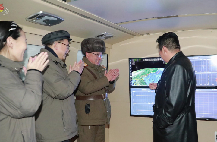 [서울=뉴시스] 북한 조선중앙TV는 12일 김정은 국무위원장이 극초음속 미사일 시험 발사를 참관했다고 보도했다. (사진=조선중앙TV 캡처) 2022.01.17. photo@newsis.com *재판매 및 DB 금지