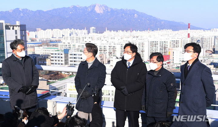 [서울=뉴시스] 국회사진기자단 = 이재명 더불어민주당 대선 후보가 13일 서울 노원구 한 빌딩 옥상에서 노후 아파트 단지를 살펴보고 있다. 2022.01.13. photo@newsis.com