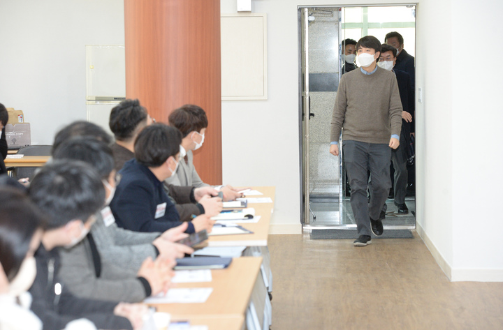 [울산=뉴시스] 배병수 기자 = 이준석 국민의힘 당 대표가 13일 오후 울산 남구 울산시당 5층 강당에서 청년정치사관학교 특강을 하기 위해 강당으로 들어서고 있다. 2022.01.13. bbs@newsis.com