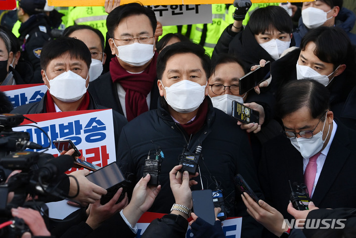 [서울=뉴시스] 국회사진기자단 = 김기현 국민의힘 원내대표 등이 14일 윤석열 대선 후보 부인 김건희씨의 7시간 통화 녹취록을 보도할 예정인 서울 마포구 MBC를 항의 방문하고 있다. 2022.01.14. photo@newsis.com