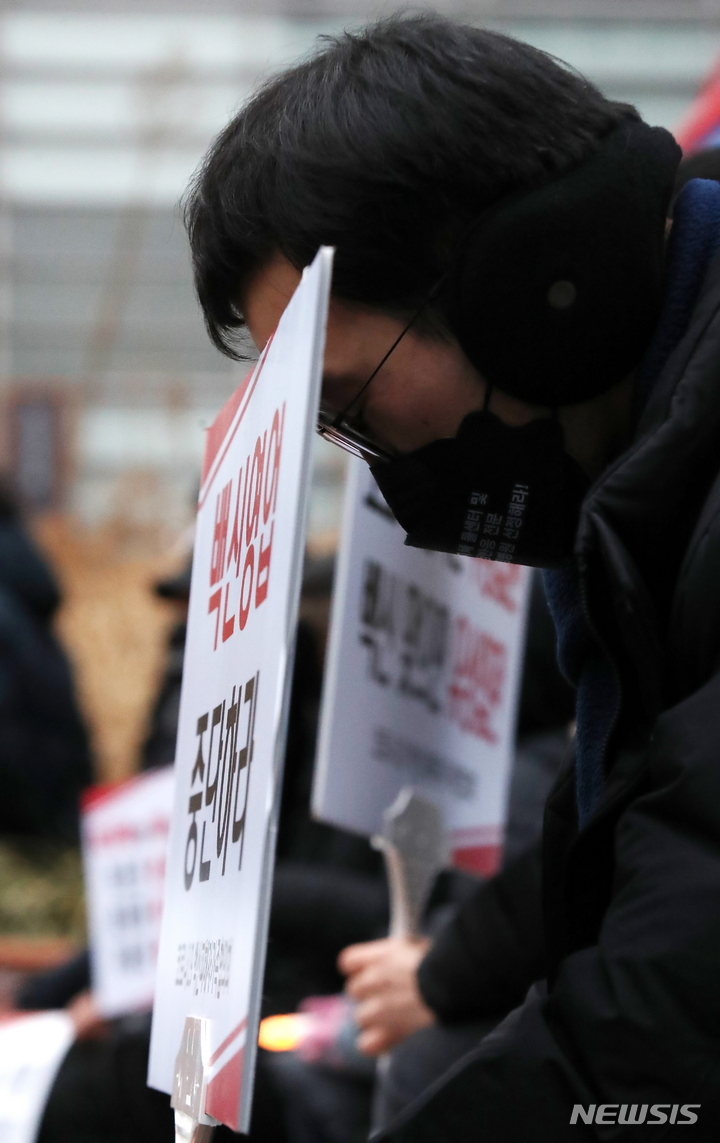 [서울=뉴시스] 조수정 기자 = 코로나19 백신피해자가족협의회(코백회) 등 백신 접종후 사망자 유가족들이 15일 오후 서울 청계광장에서 제9회 추모식 및 촛불집회에서 눈물을 흘리고 있다. 이들은 정부의 백신 안전성 재검토, 피해보상 전문위원회 심의과정 공개, 백신 피해자 특별법 제정 등을 촉구했다. 2022.01.15. chocrystal@newsis.com