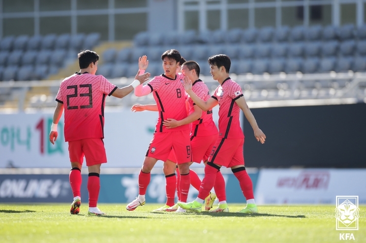 [서울=뉴시스] 조수정 기자 = 15일 터키 안탈리아 마르단스타디움에서 열린 남자 축구 A대표팀 대한민국 대 아이슬란드 친선경기에서 한국 백승호가 득점, 김태환 김진규와 하이파이브 하며 기쁨을 나누고 있다. (사진=대한축구협회 제공) 2022.01.15. chocrystal@newsis.com *재판매 및 DB 금지