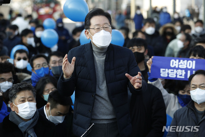 [강릉=뉴시스] 최동준 기자 = 이재명 더불어민주당 대선 후보가 16일 강원 강릉 중앙성남전통시장을 방문해 연설하고 있다. 2022.01.16. photocdj@newsis.com