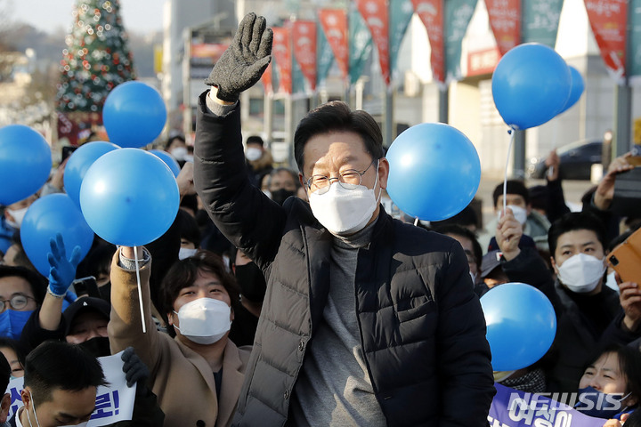 [강릉=뉴시스] 최동준 기자 = 이재명 더불어민주당 대선 후보가 지난 16일 강원 강릉 중앙성남전통시장을 방문해 인사하고 있다. 2022.01.16. photocdj@newsis.com