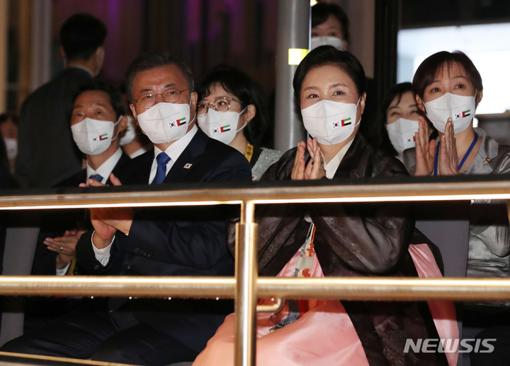 [두바이=뉴시스] 김진아 기자 = 문재인 대통령과 김정숙 여사가 16일(현지시간) 아랍에미리트 두바이 엑스포 쥬빌리공원에서 열린 K-POP 콘서트에서 싸이 공연을 관람하고 있다. 2022.01.17. bluesoda@newsis.com