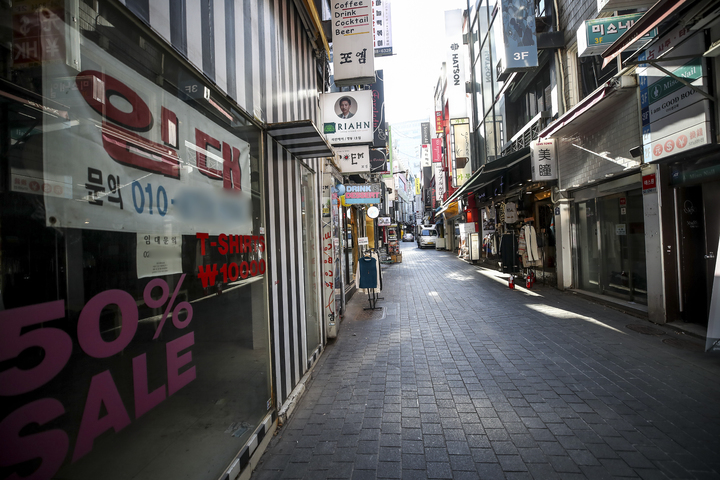 [서울=뉴시스] 정병혁 기자 = 17일 오전 서울시내 식당에 임대문의 안내문이 붙어 있다. 2022.01.17. jhope@newsis.com