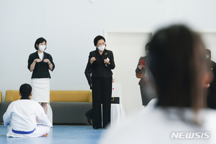 [두바이=뉴시스] 김진아 기자 = 문재인 대통령과 함께 UAE를 순방 중인 김정숙 여사가 17일(현지시각) 아랍에미리트 두바이 샤르자 인도주의 복지센터를 방문해 청각 장애 태권도 수업을 받는 학생들에게 인사하고 있다. 2022.01.17. bluesoda@newsis.com