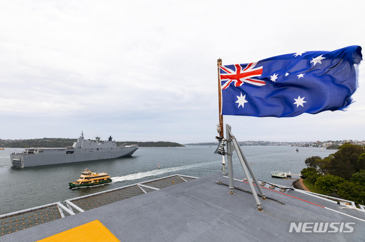 [시드니=AP/뉴시스] 호주 해군의 상륙함 HMAS 애들레이드가 지난 1월 17일(현지시간) 호주 시드니 가든 아일랜드 함대 기지에서 해저 화산 폭발이 일어났던 통가 정부를 지원하기 위해 출항하고 있다. 2022.09.24.