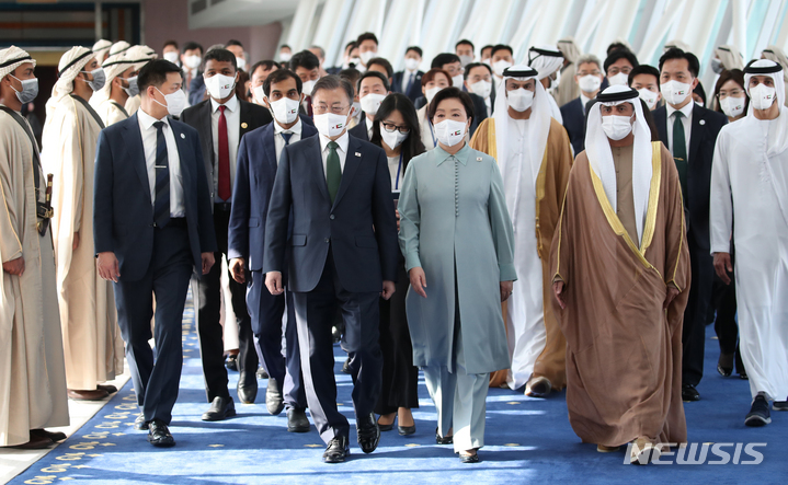 [두바이=뉴시스] 김진아 기자 = 아랍에미리트(UAE), 사우디아라비아, 이집트 등 중동 3개국 순방 중인 문재인 대통령과 부인 김정숙 여사가 18일(현지시간) 아랍에미리트 두바이 왕실공항에 도착해 공군1호기로 향하고 있다. 2022.01.18. bluesoda@newsis.com