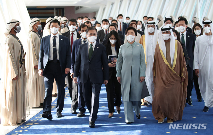 [두바이=뉴시스] 김진아 기자 = 아랍에미리트(UAE), 사우디아라비아, 이집트 등 중동 3개국 순방 중인 문재인 대통령과 부인 김정숙 여사가 18일(현지시간) 아랍에미리트 두바이 왕실공항에 도착해 이동하고 있다. 2022.01.18. bluesoda@newsis.com