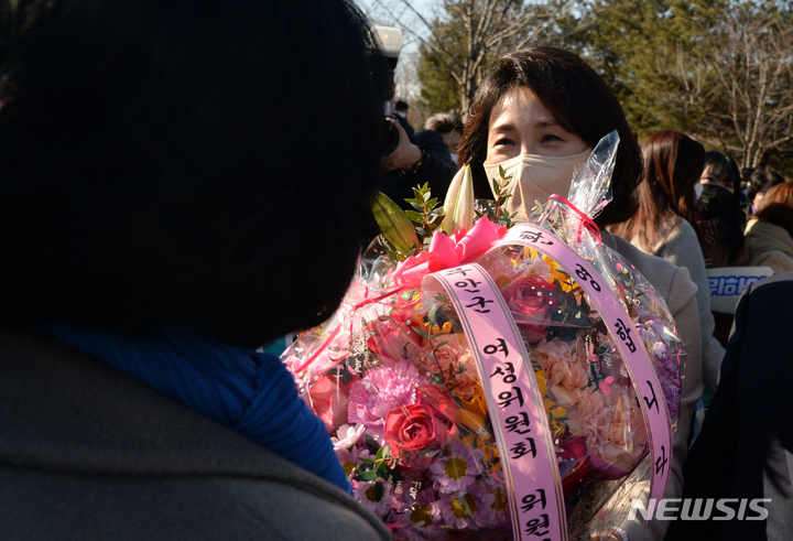 [부안=뉴시스] 김얼 기자 = 이재명 더불어민주당 대선후보 배우자 김혜경 씨가 18일 전북 부안군에 위치한 장애인 직업 재활 시설 '바다의 향기'에 방문해 지지자들과 인사를 나누고 있다. 2022.01.18. pmkeul@nwsis.com