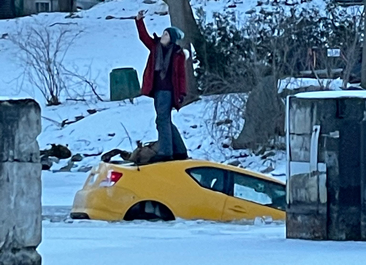 캐나다 오타와 리도강에서 지난 17일(현지 시각) 여성 운전자가 깨진 얼음 속으로 가라앉는 승용차 위에서 셀카를 찍고 있다. 출처:twitter Lynda Douglas *재판매 및 DB 금지