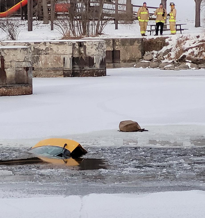 지난 17일(현지 시각) 캐나다 오타와 남부 리도강에서 얼어붙은 강물 위를 달리던 자동차가 얼음속에 빠져 가라앉아있다. 출처: 트위터 @MDTOttawaPolice *재판매 및 DB 금지
