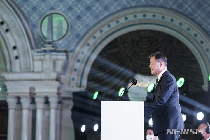 [리야드=뉴시스] 김진아 기자 = 문재인 대통령이 18일(현지시간) 사우디아라비아 리야드 한 호텔에서 열린 한-사우디 스마트 혁신포럼에서 축사를 하고 있다. 2022.01.19. bluesoda@newsis.com