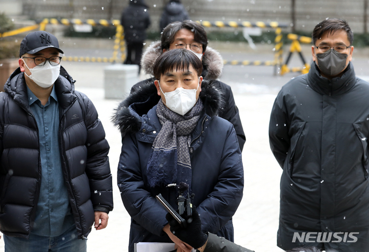 [서울=뉴시스] 조성우 기자 = 윤석열 국민의힘 대선후보의 부인 김건희 씨가 열린공감TV를 상대로 낸 방영금지 및 배포금지 가처분 사건의 심문기일이 열린 19일 오전 서울 서초구 서울중앙지방법원 앞에서 열린공감TV 강진구 기자가 기자회견을 하고 있다. 2022.01.19. xconfind@newsis.com