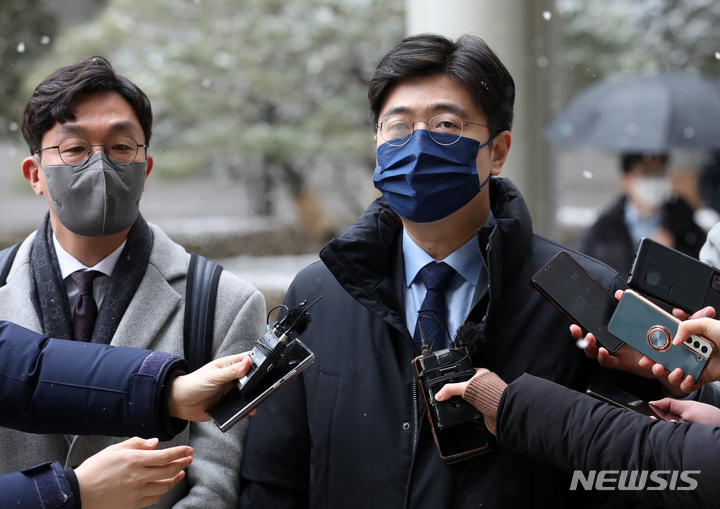 [서울=뉴시스] 조성우 기자 = 윤석열 국민의힘 대선후보의 부인 김건희 씨가 열린공감TV를 상대로 낸 방영금지 및 배포금지 가처분 사건의 심문기일이 열린 지난 19일 오후 서울 서초구 서울중앙지방법원 앞에서 김 씨 측 홍종기 변호사가 심문을 마치고 나와 입장을 밝히고 있다. 2022.01.19. xconfind@newsis.com