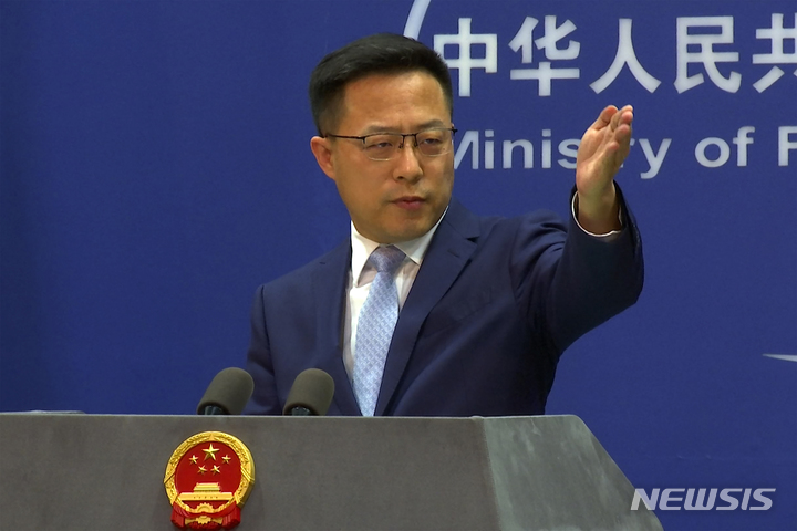 [베이징=AP/뉴시스] 19일 중국 외교부 자오리젠 대변인이 베이징 외교부 청사에서 열린 정례 기자회견 도중 기자의 질문을 받고 있다. 2022.01.19