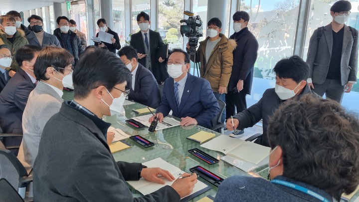 [울산=뉴시스] 구미현 기자 = 울산시는 20일 중구 북정동 시립미술관에서 미술관 활성화 방향 등을 논의하기 위해 대책회의를 열었다. 2022.01.20. gorgeouskoo@newsis.com *재판매 및 DB 금지