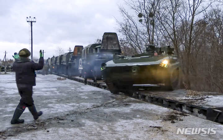 [민스크=AP/뉴시스] 19일(현지시간) 러시아 장갑차가 벨라루스에 도착한 후 철도에서 운전해 나오고 있다. 러시아는 우크라이나 인근 지역의 병력을 증강하기 위해 다수의 병력을 우크라이나와 국경을 접하고 있는 벨라루스에 파견했다. 벨라루스 당국은 이에 대해 양국 연합 군사훈련을 위해 러시아 군대가 도착했다고 발표했다. 2022.01.20