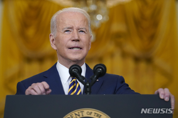 [워싱턴=AP/뉴시스] 조 바이든 미국 대통령이 지난 19일 워싱턴 백악관의 이스트룸에서 기자회견을 하고 있다. 2022.01.20.