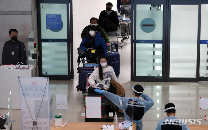 [인천공항=뉴시스] 이영환 기자 = 지난 20일 인천국제공항 제1여객터미널을 통해 탑승객들이 귀국하고 있다 2022.01.20. 20hwan@newsis.com