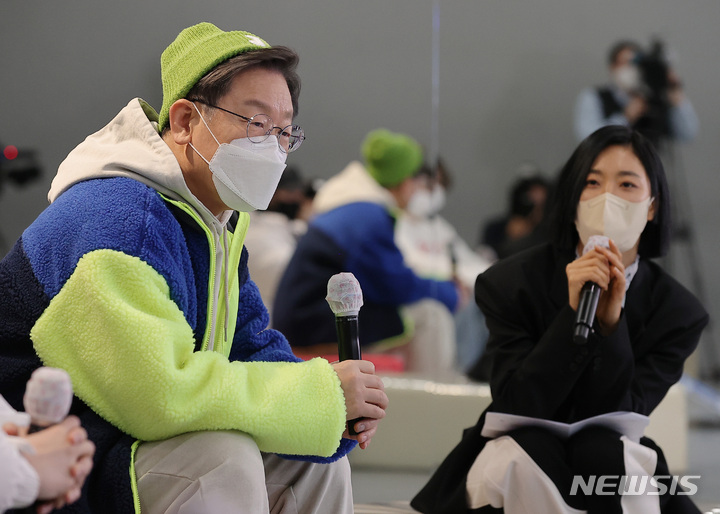 [서울=뉴시스] 국회사진기자단 = 이재명 대불어민주당 대선 후보가 20일 서울 성동구 원밀리언 댄스 스튜디오에서 'JM, 우리가 원하던게 이거잖아' 리아킴, 백구영, 영제이, 시미즈, 하리무, 루트와의 만남을 갖고 댄서들의 근무 환경, 고충을 청취하고 있다. 2022.01.20. photo@newsis.com