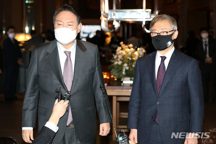 [서울=뉴시스] 백동현 기자 = 윤석열 국민의힘 대선후보와 최재형 전 감사원장이 20일 오후 서울 용산구 하얏트호텔에서 만나 회동을 마치고 취재진의 질문에 답변하고 있다. 2022.01.20. livertrent@newsis.com