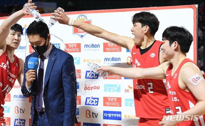 [서울=뉴시스]프로농구 서울 SK 전희철 감독 (사진 = KBL 제공)