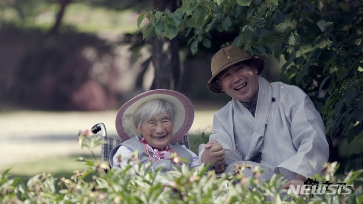 [서울=뉴시스] 다큐멘터리 영화 '불(佛)효자' 속의 마가 스님(오른쪽)과 그의 어머니 박종순 씨. (사진=영화 '佛효자' 제공) 2022.01.21. photo@newsis.com *재판매 및 DB 금지