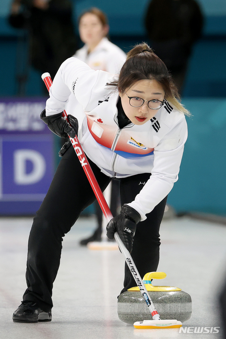 [강릉=뉴시스] 김병문 기자 = 여자 컬링 국가대표팀 '팀 킴' 김선영이 21일 오전 강원 강릉시 강릉컬링센터에서 열린 컬링 미디어데이 및 2022 베이징 동계올림픽 출정식에 앞서 훈련을 하고 있다. 2022.01.21. dadazon@newsis.com