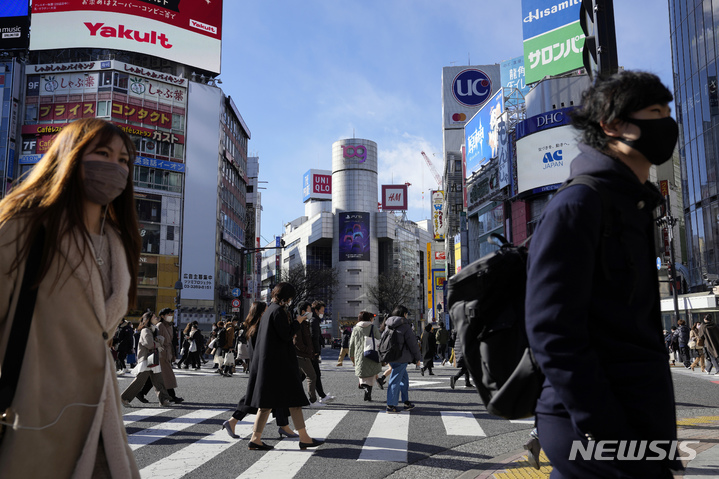 [도쿄(일본)=AP/뉴시스]지난 21일 일본 도쿄에서 코로나19 감염 예방을 위해 마스크를 착용한 시민들이 횡단보도를 건너고 있다. 2022.01.23. *사진은 기사 내용과 관계없음