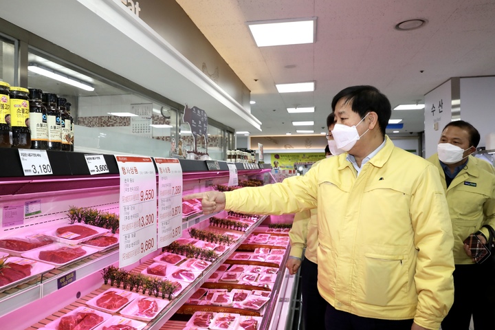 [서울=뉴시스] 조수정 기자 = 구윤철 국무조정실장이설 명절을 앞두고 서울 하나로마트 용산점에서 물가 점검을 하고 있다. (사진=국무총리실 제공) 2022.01.21. chocrystal@newsis.com *재판매 및 DB 금지