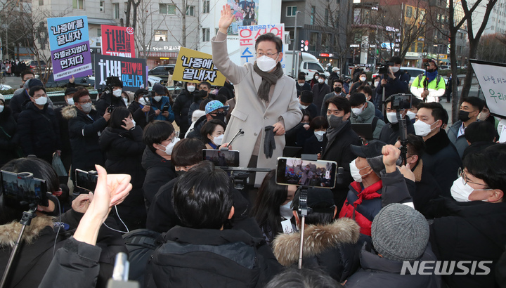 [서울=뉴시스] 국회사진기자단 = 이재명 더불어민주당 대선 후보가 21일 서울 마포구 연남동 거리를 방문해 시민들에게 인사하고 있다. 2022.01.21. photo@newsis.com