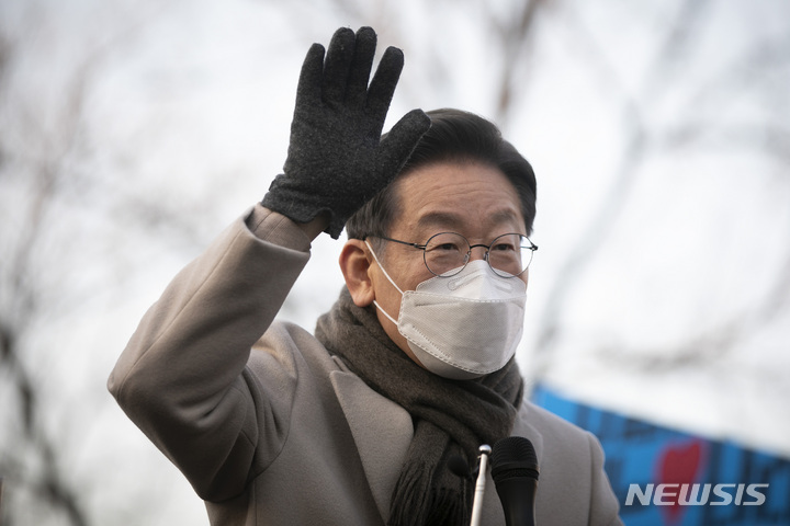 [서울=뉴시스] 국회사진기자단 = 이재명 더불어민주당 대선 후보가 21일 서울 마포구 연남동 거리를 방문해 시민들에게 인사하고 있다. 2022.01.21. photo@newsis.com