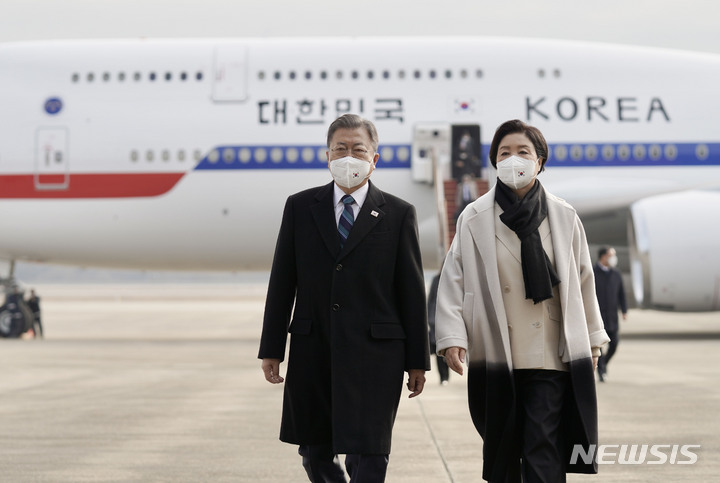 [성남=뉴시스] 김진아 기자 = 아랍에미리트(UAE), 사우디아라비아, 이집트 등 중동 3개국 순방을 마친 문재인 대통령과 부인 김정숙 여사가 22일 경기 서울공항에 도착해 공군 1호기에서 내려 이동하고 있다. 2022.01.22. bluesoda@newsis.com