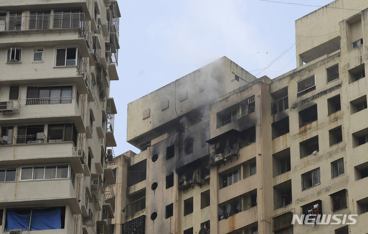 [뭄바이=AP/뉴시스] 인도 뭄바이에서 22일 19층 아파트에 불이 나 최소한 7명이 숨지고 10여명이 부상했다. 2022.01.22 