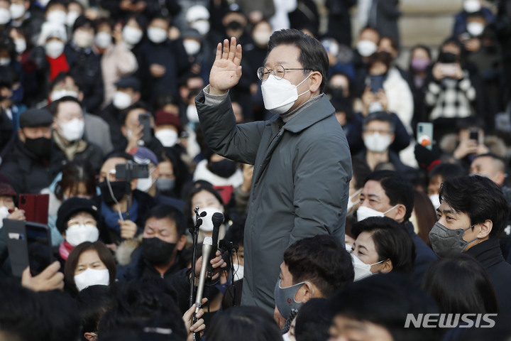 [서울=뉴시스] 최동준 기자 = 이재명 더불어민주당 대선 후보가 22일 서울 송파구 석촌호수 수변무대에서 연설하고 있다. 2022.01.22. photocdj@newsis.com