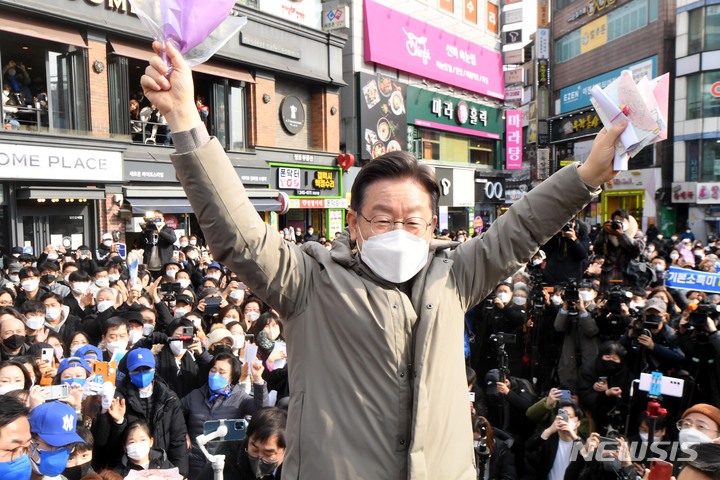 [수원=뉴시스] 국회사진기자단 = 이재명 더불어민주당 대선 후보가 23일 오전 경기 수원시 매산로 테마거리에서 열린 '매타버스' 수원, 민심속으로! 행사에 참석해 지지자들에게 손을 흔들고 있다. 2022.01.23. photo@newsis.com