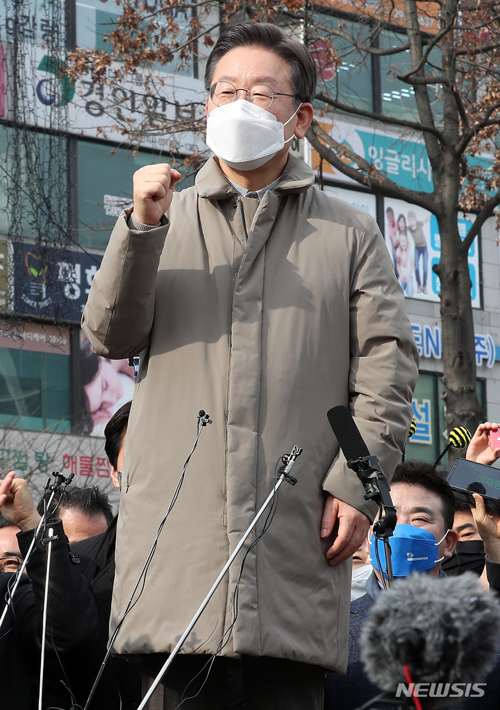 [오산=뉴시스] 국회사진기자단 = 이재명 더불어민주당 대선 후보가 23일 오전 경기 오산시 오산버드파크 앞 광장에서 열린 '매타버스' 오산, 민심 속으로! 행사에서 시민들에게 연설을 하고 있다. 2022.01.23. photo@newsis.com