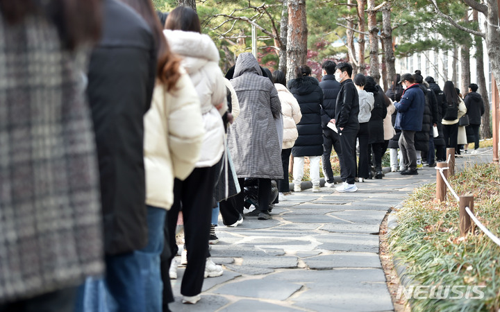 [대구=뉴시스] 이무열 기자 = 오미크론 변이 확산세가 여전한 가운데 코로나19 신규 확진자가 7,630명으로 집계된 23일 오후 대구 중구 국채보상운동기념공원 임시선별검사소에서 시민들이 코로나19 진단검사를 받기 위해 순서를 기다리고 있다. 2022.01.23. lmy@newsis.com