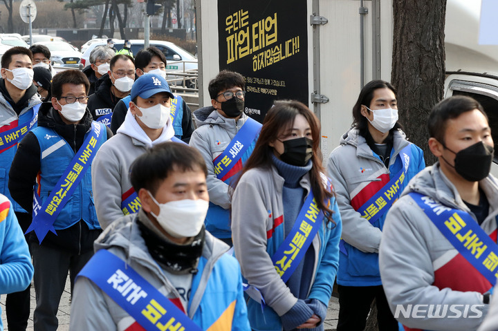 [서울=뉴시스] 백동현 기자 = 전국민주노동조합총연맹 전국택배노조 CJ대한통운본부의 파업이 4주째 접어든 가운데 23일 오후 비노조택배기사연합 회원들이 서울 여의도 국회 앞에서 택배노조 파업 철회 촉구 집회를 열고 있다. 2022.01.23. livertrent@newsis.com