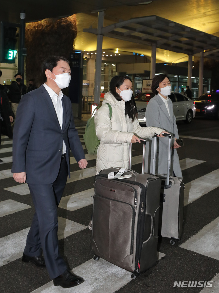 [인천공항=뉴시스] 국회사진기자단 = 안철수 국민의당 대선 후보와 부인 김미경 교수가 23일 오후 인천국제공항을 통해 귀국한 딸 안설희 박사를 마중하고 있다. 2022.01.23. photo@newsis.com