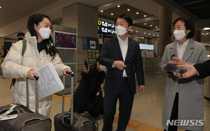 [인천공항=뉴시스] 국회사진기자단 = 안철수 국민의당 대선 후보와 부인 김미경 교수가 23일 오후 인천국제공항을 통해 귀국한 딸 안설희 박사를 마중하고 있다. 2022.01.23. photo@newsis.com