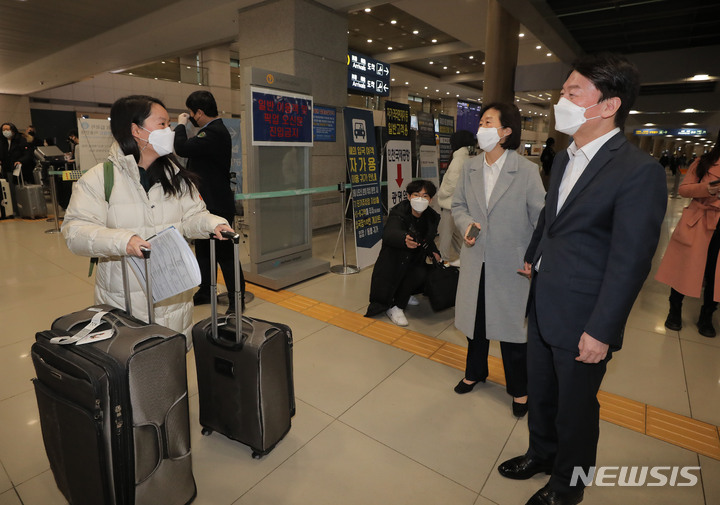 [인천공항=뉴시스] 국회사진기자단 = 안철수 국민의당 대선 후보와 부인 김미경 교수가 23일 오후 인천국제공항을 통해 귀국한 딸 안설희 박사를 마중하고 있다. 2022.01.23. photo@newsis.com