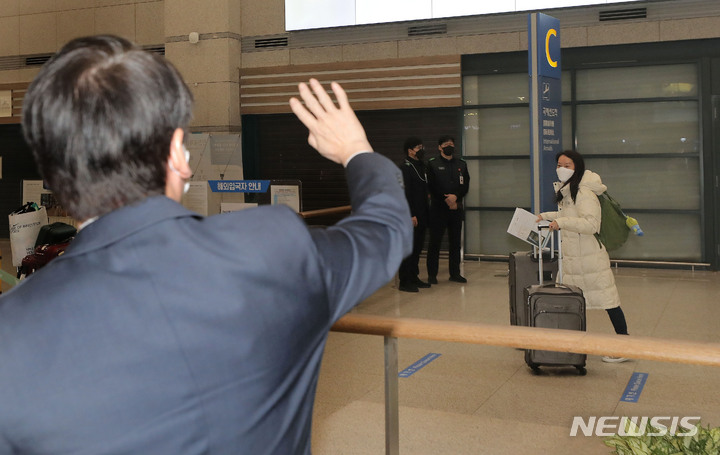 [인천공항=뉴시스] 국회사진기자단 = 안철수 국민의당 대선 후보가 23일 오후 인천국제공항을 통해 귀국하는 딸 안설희 박사를 마중하고 있다. 2022.01.23. photo@newsis.com