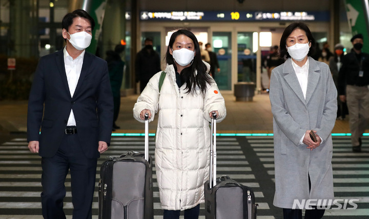 [인천공항=뉴시스] 국회사진기자단 = 안철수 국민의당 대선 후보와 부인 김미경 교수가 23일 오후 인천국제공항을 통해 귀국한 딸 안설희 박사를 마중하고 있다. 2022.01.23. photo@newsis.com