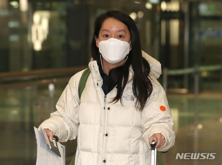 [인천공항=뉴시스] 국회사진기자단 = 안철수 국민의당 대선 후보의 딸 안설희 박사가 23일 오후 인천국제공항을 통해 귀국하고 있다. 2022.01.23. photo@newsis.com